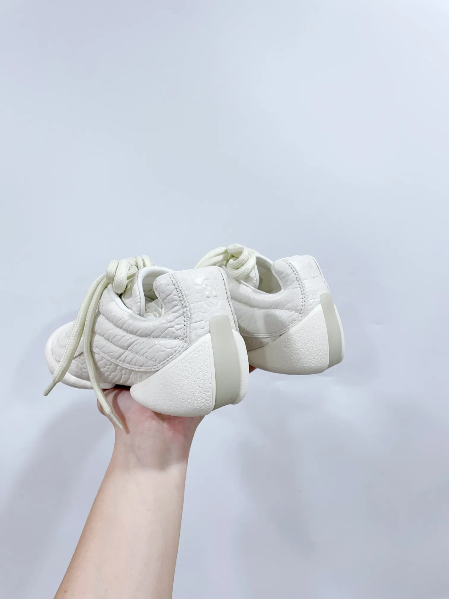 👟👟Ex-factory price 620👟👟 *✅MCQUEEN/Alexander McQueen 24/The latest Flexion series of autumn and winter retro casual sneakers. Original purchase, development and production. This Flexion Off white tone grain leather low-top sneaker uses laces of different sizes and is matched with a lightweight segmented sole inspired by anatomy. The reverse skull pattern is embossed on the heel. Fabric: Original custom imported first-layer cowhide. Lining: Custom imported breathable mesh lining. Sole: Original molded non-slip TPU material. Sole thickness: 2CM. 𝙎𝙞𝙯𝙚: 35-40 women / 39-45 men (customized for 40 women and 45 men) 𝙋𝙧𝙞𝙘𝙚(Men’s size +10) Extremely cost-effective factory price, no negotiation